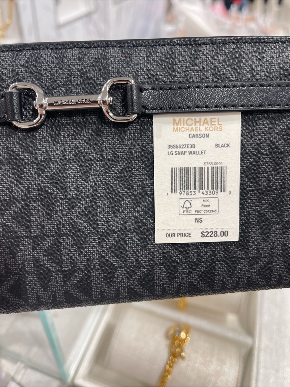 Michael Kors Carson Large Signature Logo Bifold Snap Wallet
Black
NWT - Picture 8 of 16